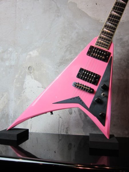 画像1: Jackson USA RRV Randy Rhoads Flying V Model Iridescent Pink 1985 San Dimas  (1)