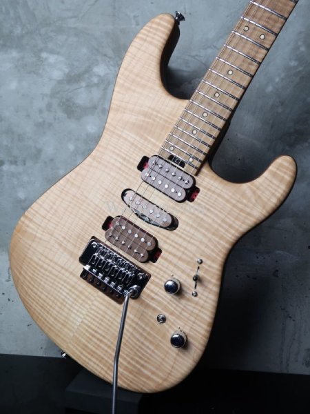 画像1: Charvel Guthrie Govan Sig. HSH Flame Maple / Natural  (1)